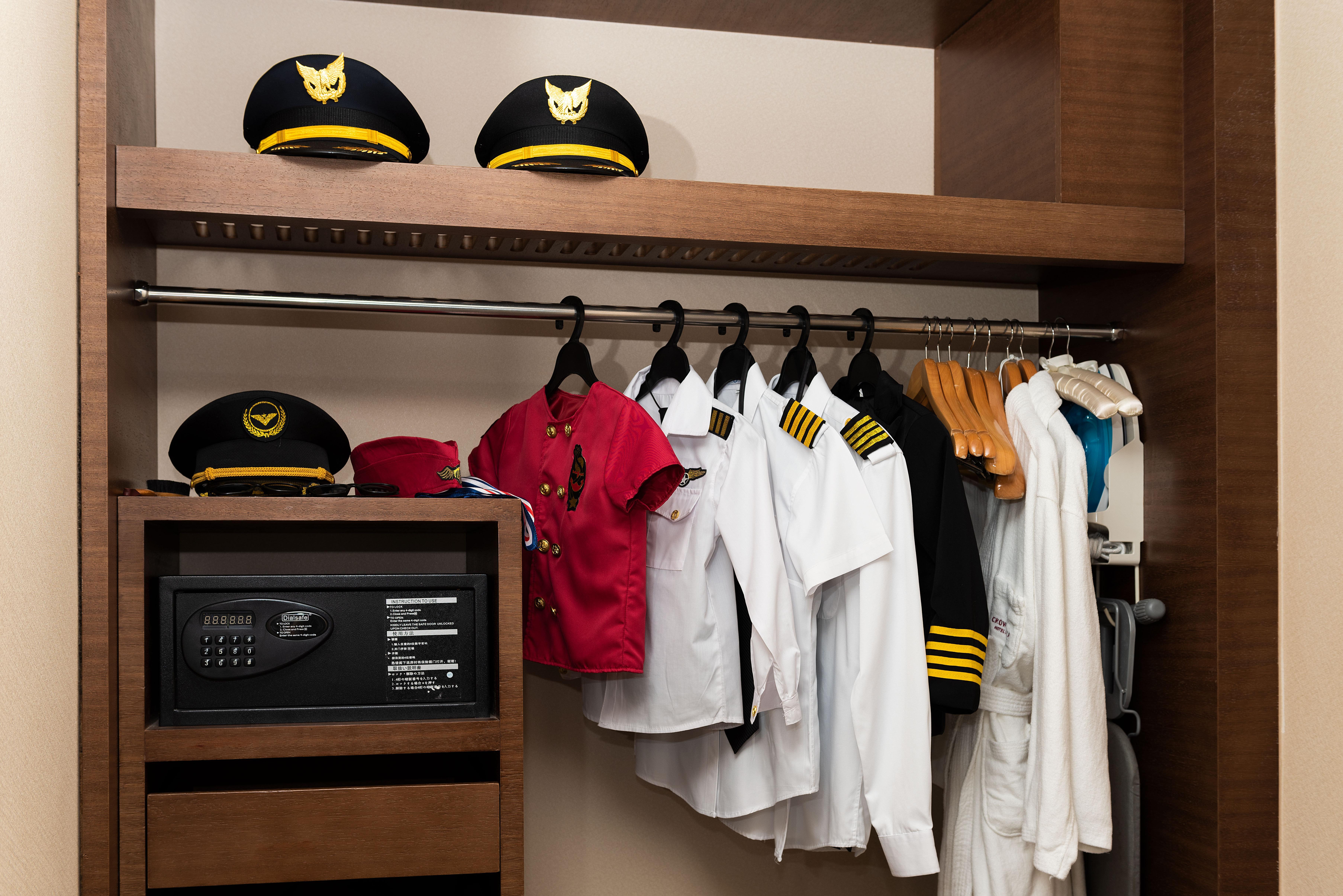 Crowne Plaza Guangzhou City Centre By Ihg - Free Shuttle Between Hotel And Exhibition Center During Canton Fair & Exhibitor Registration Counter Zewnętrze zdjęcie A typical crewmember wardrobe