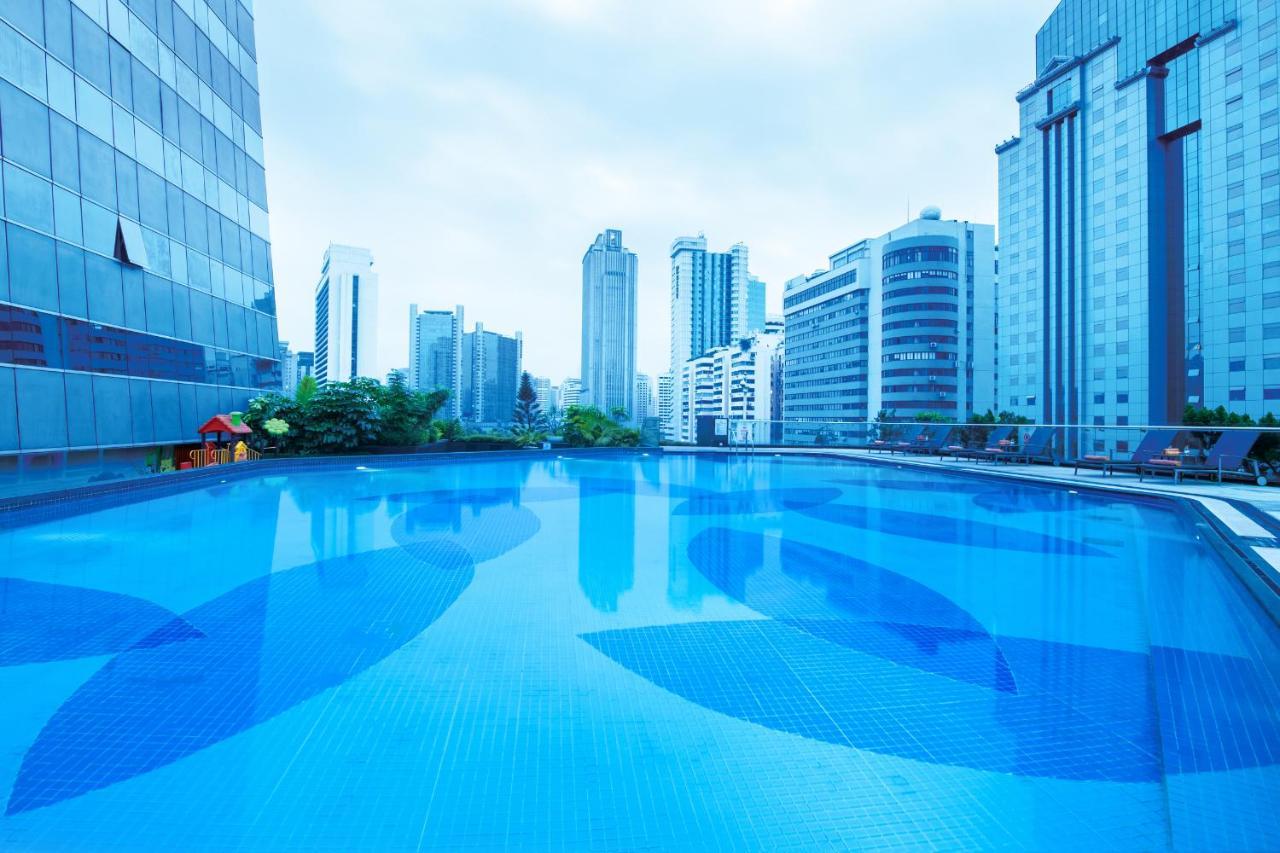 Crowne Plaza Guangzhou City Centre By Ihg - Free Shuttle Between Hotel And Exhibition Center During Canton Fair & Exhibitor Registration Counter Zewnętrze zdjęcie The pool at the 10th floor of the hotel