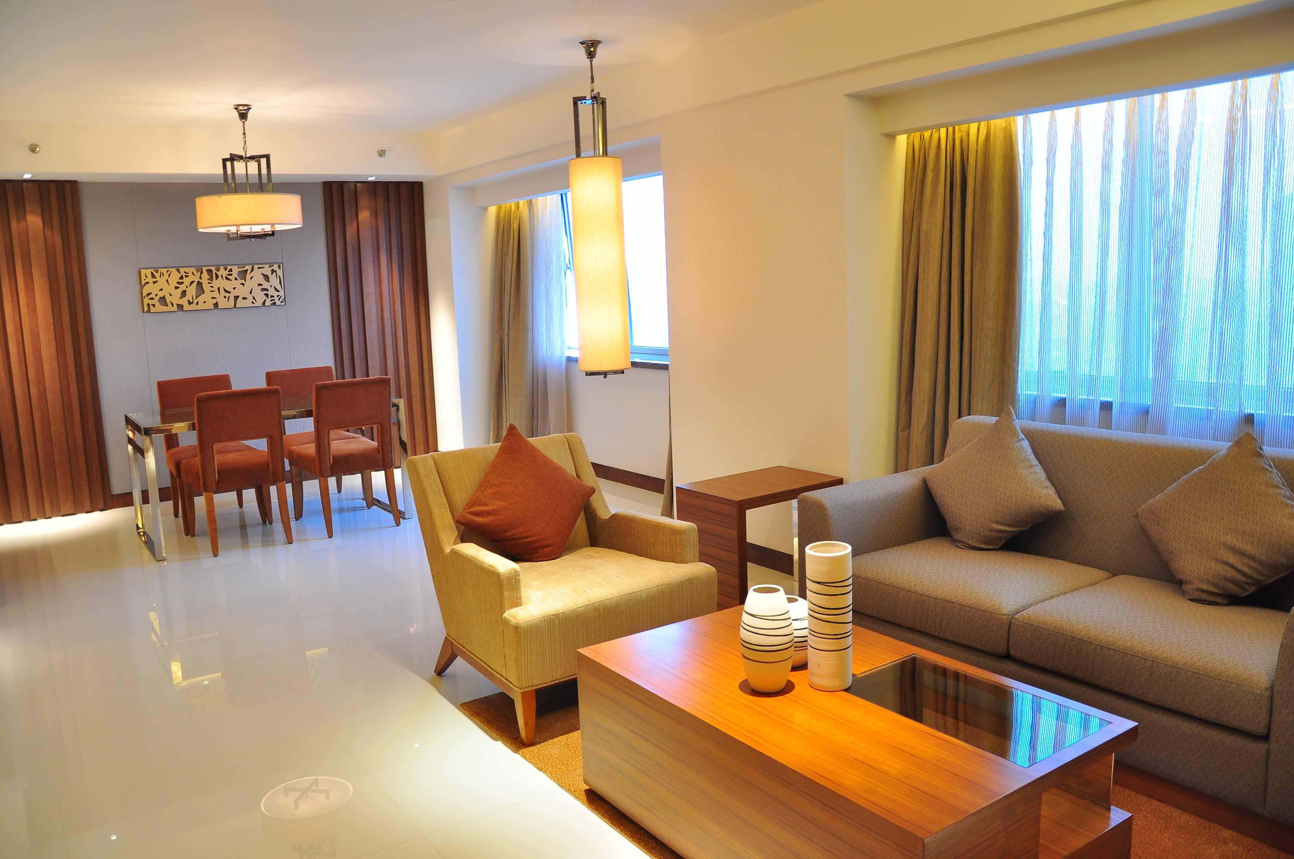 Crowne Plaza Guangzhou City Centre By Ihg - Free Shuttle Between Hotel And Exhibition Center During Canton Fair & Exhibitor Registration Counter Zewnętrze zdjęcie A living room in a hotel suite