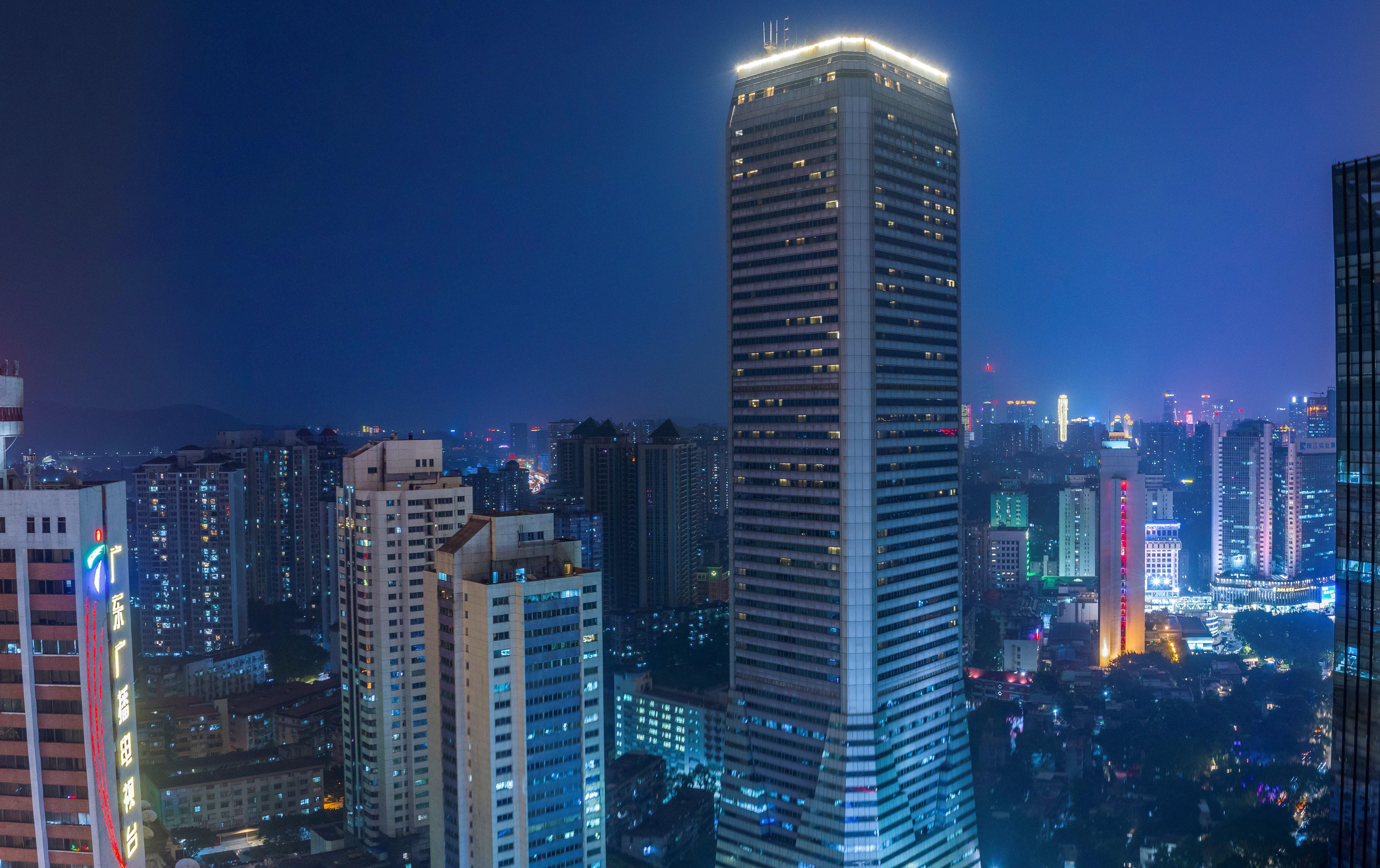 Crowne Plaza Guangzhou City Centre By Ihg - Free Shuttle Between Hotel And Exhibition Center During Canton Fair & Exhibitor Registration Counter Zewnętrze zdjęcie The building at night