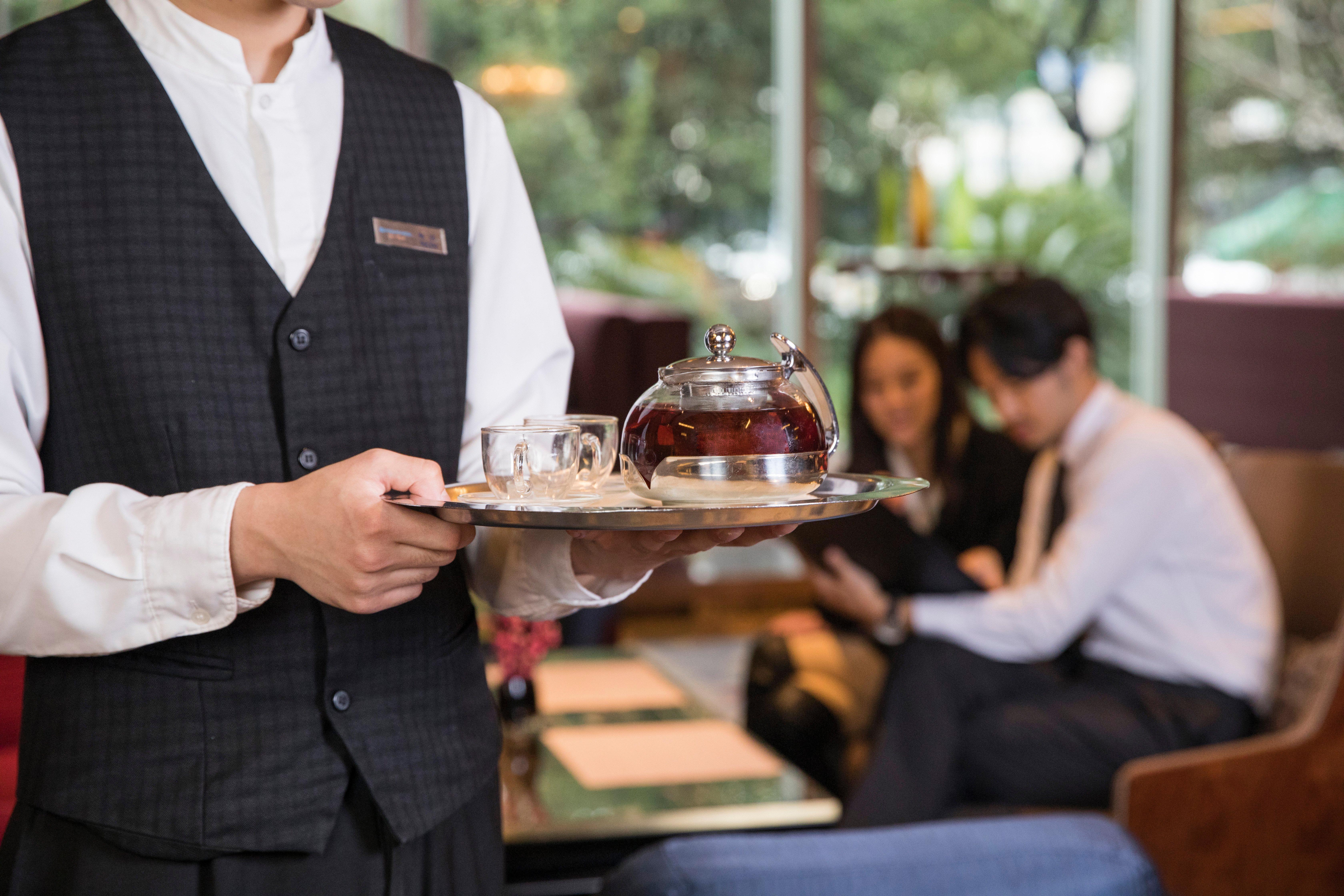 Crowne Plaza Guangzhou City Centre By Ihg - Free Shuttle Between Hotel And Exhibition Center During Canton Fair & Exhibitor Registration Counter Zewnętrze zdjęcie A waiter serving tea